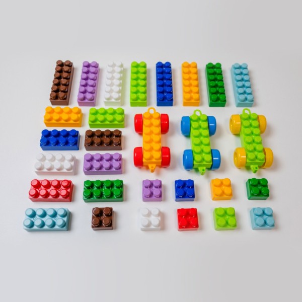 Дитячий набір "Граємось та навчаємось" 04660/2 в наборі стіл, стілець, конструктор